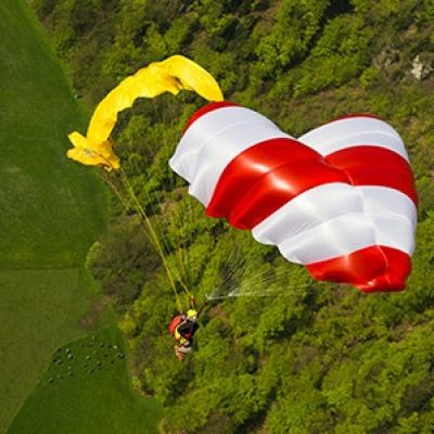 Revisión y plegado de paracaídas de emergencia dirigible tipo Rogallo