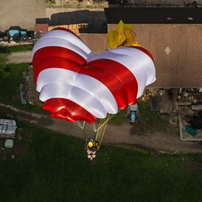 Revisión y plegado de paracaídas de emergencia dirigible tipo Rogallo Revisión y plegado de paracaídas de emergencia dirigible tipo Rogallo